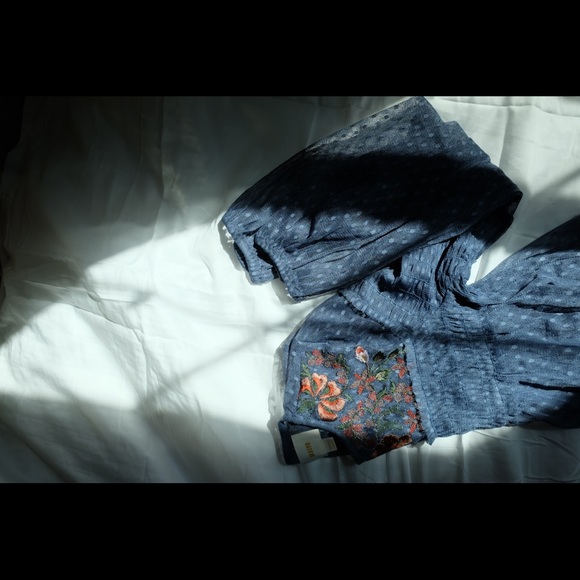 Maeve Dresses & Skirts - Beautiful delicate dress